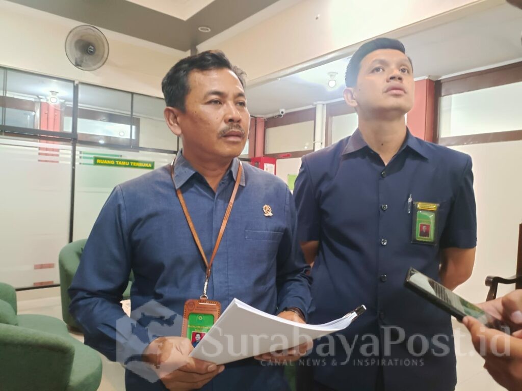 Panitera PN Malang Kelas 1A, Imam Sukardi, SH, MH memberikan keterangan kepada wartawan terkait sidang aanmaning.