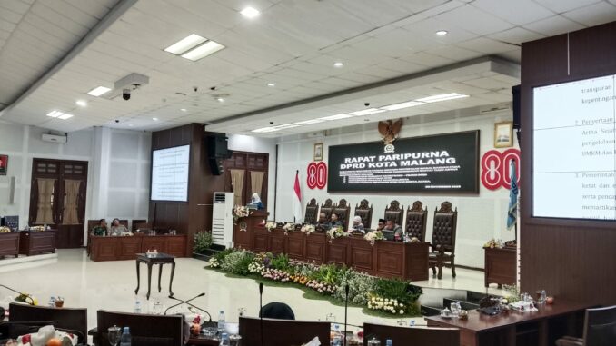 Rapat paripurna DPRD Kota Malang dengan agenda penyampaian penjelasan Wali Kota Malang terhadap Ranperda tentang APBD 2026, Rabu (5/11/2025).