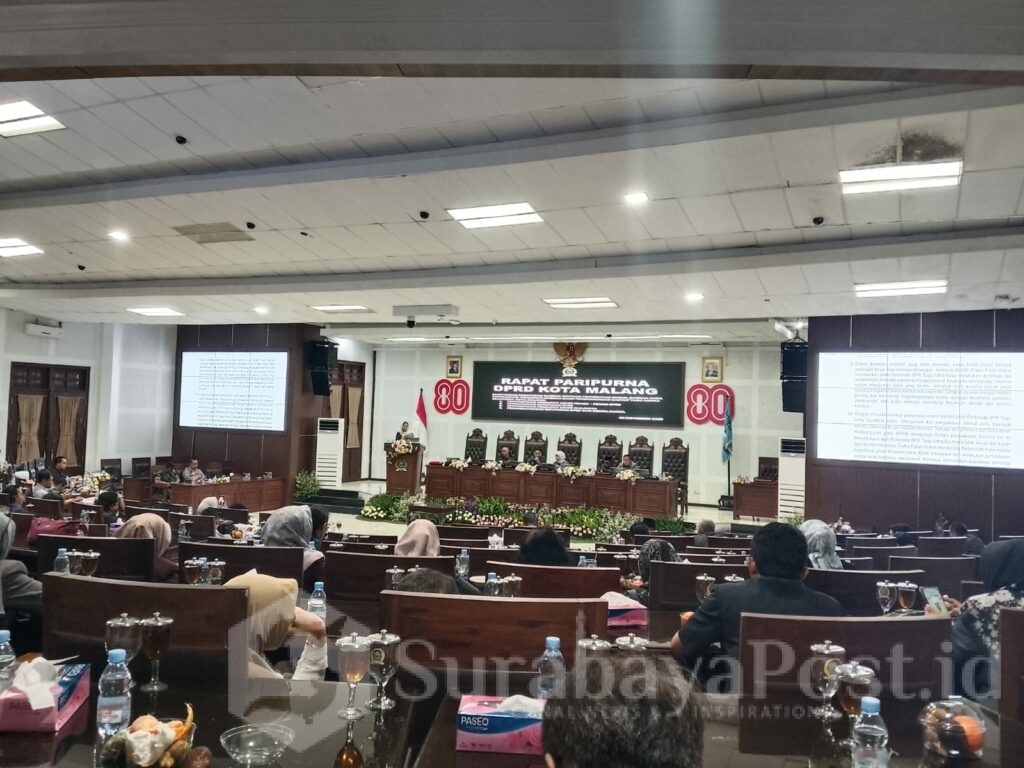 Rapat paripurna DPRD Kota Malang dengan agenda penyampaian penjelasan Wali Kota Malang terhadap Ranperda tentang APBD 2026, Rabu (5/11/2025).