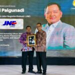 Eri Palgunadi, SVP Marketing Group Head JNE menerima penghargaan Best Chief Marketing Officer (CMO) Award 2025. (ist).