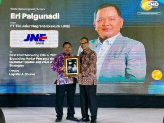 Eri Palgunadi, SVP Marketing Group Head JNE menerima penghargaan Best Chief Marketing Officer (CMO) Award 2025. (ist).