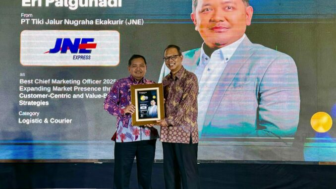 Eri Palgunadi, SVP Marketing Group Head JNE menerima penghargaan Best Chief Marketing Officer (CMO) Award 2025. (ist).