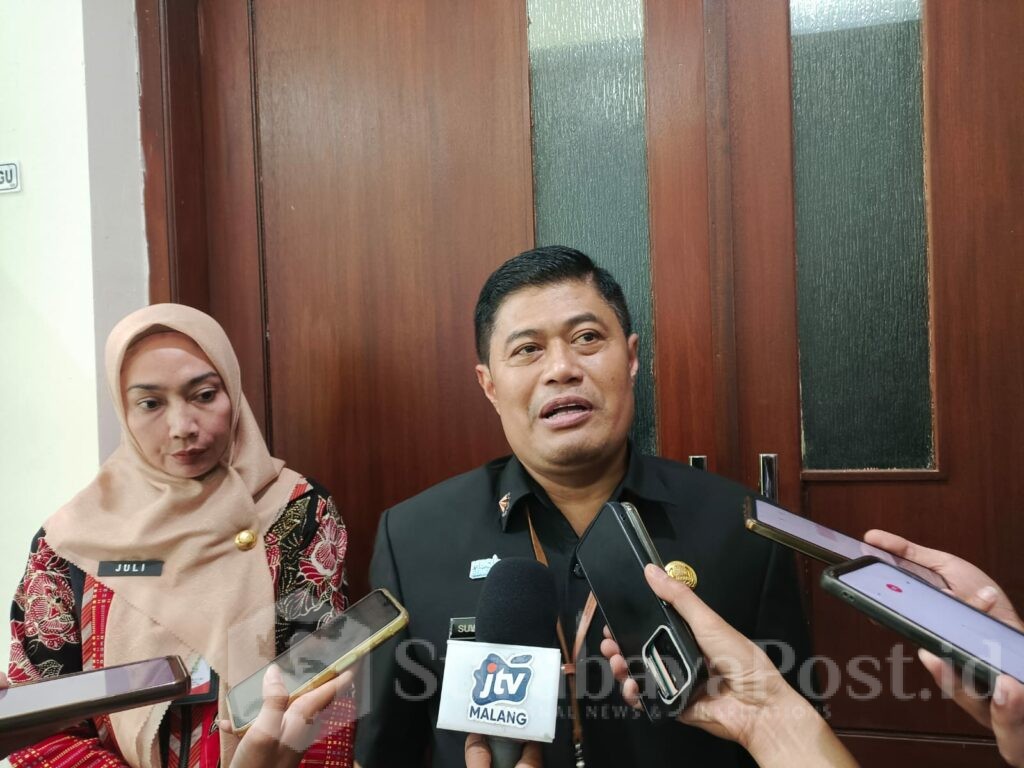 Kepala Disdikbud Kota Malang, Suwarjana, SE, MM, memberikan keterangan kepada wartawan