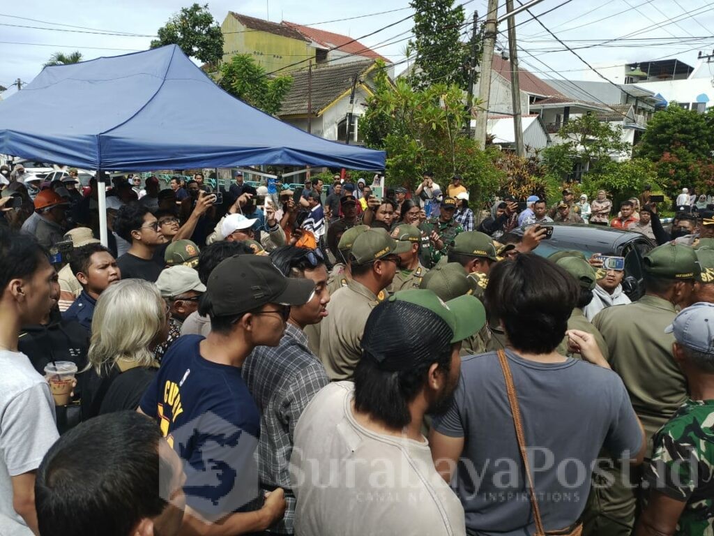 Warga Griya Shanta Tolak Pembongkaran Tembok Jalan Tembus "Tolak, Tolak, Tolak Jalan Tembus"