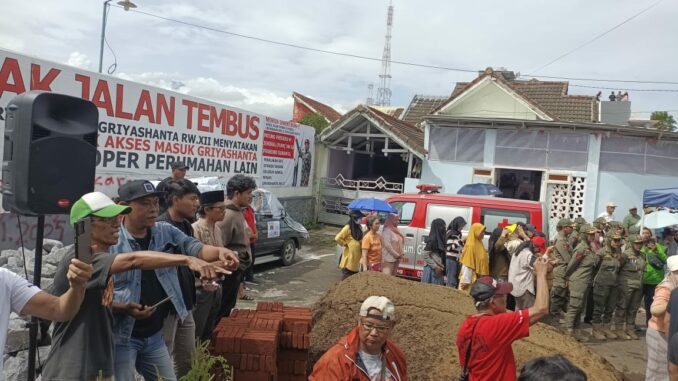 Warga Griya Shanta Tolak Pembongkaran Tembok Jalan Tembus "Tolak, Tolak, Tolak Jalan Tembus"