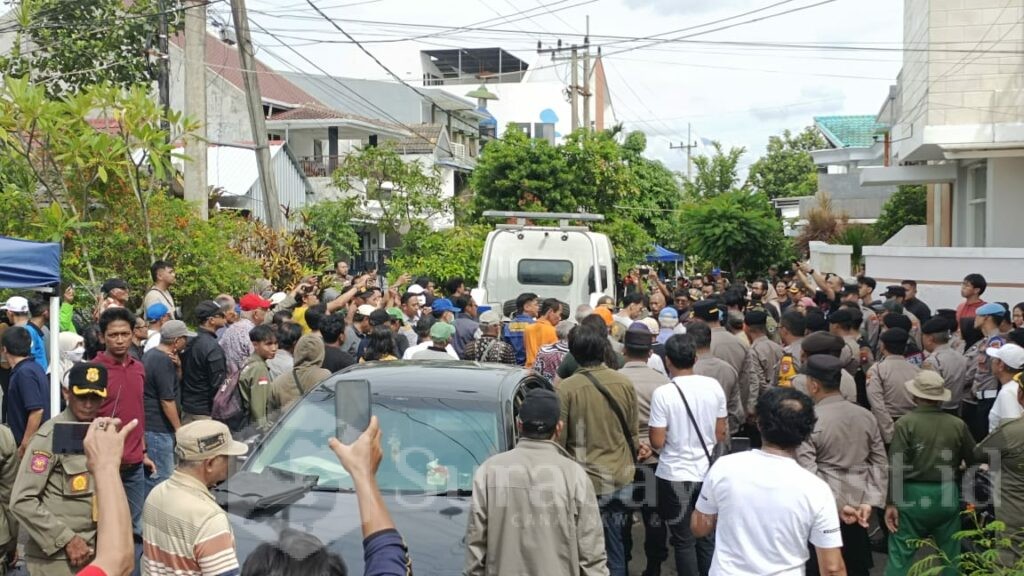 Griya Shanta Kembali Berontak: Warga Tolak Pembongkaran Tembok, Kamis (6/11/2025).
