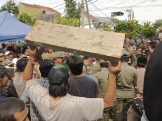 Griya Shanta Kembali Berontak: Warga Tolak Pembongkaran Tembok, Kamis (6/11/2025).