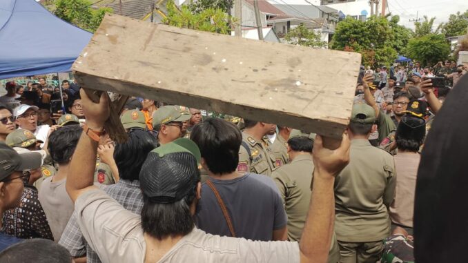 Griya Shanta Kembali Berontak: Warga Tolak Pembongkaran Tembok, Kamis (6/11/2025).