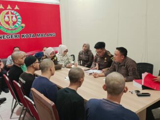 Kejari Kota Malang Terima Pelimpahan 12 Tersangka Perusakan Polresta Malang Kota, Kamis (6/11/2025).
