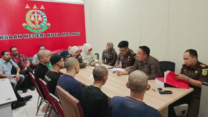 Kejari Kota Malang Terima Pelimpahan 12 Tersangka Perusakan Polresta Malang Kota, Kamis (6/11/2025).