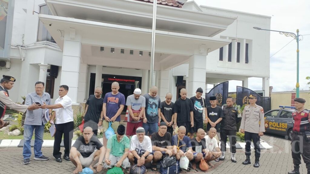 Para tersangka saat dikirim ke Kejaksaan Negeri Kota Malang untuk dilimpahkan berkas perkaranya