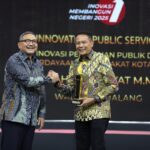 Wali Kota Malang, Wahyu Hidayat, menerima penghargaan Inovasi Membangun Negeri 2025 kategori Inovasi Pelayanan Publik dan Pemberdayaan Masyarakat, Jumat 7 November 2025. (Sumber Diskominfo).