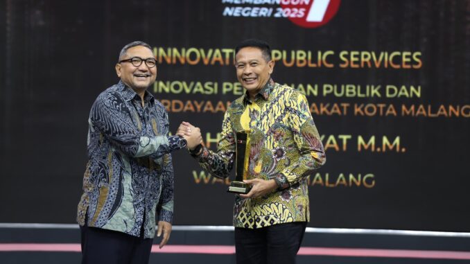 Wali Kota Malang, Wahyu Hidayat, menerima penghargaan Inovasi Membangun Negeri 2025 kategori Inovasi Pelayanan Publik dan Pemberdayaan Masyarakat, Jumat 7 November 2025. (Sumber Diskominfo).