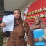 Maya Tri Utami dan ibunya, Isa Kristina, memenuhi panggilan penyidik Satreskrim Polresta Malang Kota terkait laporannya, Jumat (7/11/2025).