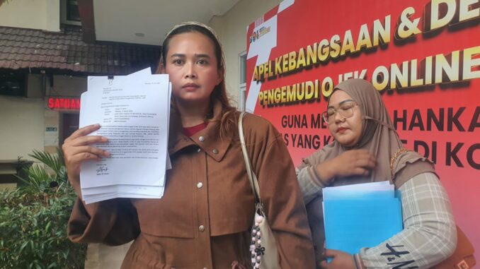 Maya Tri Utami dan ibunya, Isa Kristina, memenuhi panggilan penyidik Satreskrim Polresta Malang Kota terkait laporannya, Jumat (7/11/2025).