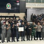 Ketua DPRD Kota Malang, Amithya Ratnanggani Sirraduhita dan Walikota Malang, Wahyu Hidayat beserta para wakil ketua dewan dan Forkopimda, menunjukkan berkas pengesahan Ranperda Penyertaan Modal pada BPR Tugu Artha Sejahtera. (Foto: Istimewa)