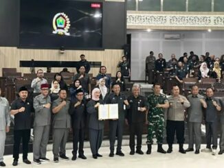 Ketua DPRD Kota Malang, Amithya Ratnanggani Sirraduhita dan Walikota Malang, Wahyu Hidayat beserta para wakil ketua dewan dan Forkopimda, menunjukkan berkas pengesahan Ranperda Penyertaan Modal pada BPR Tugu Artha Sejahtera. (Foto: Istimewa)