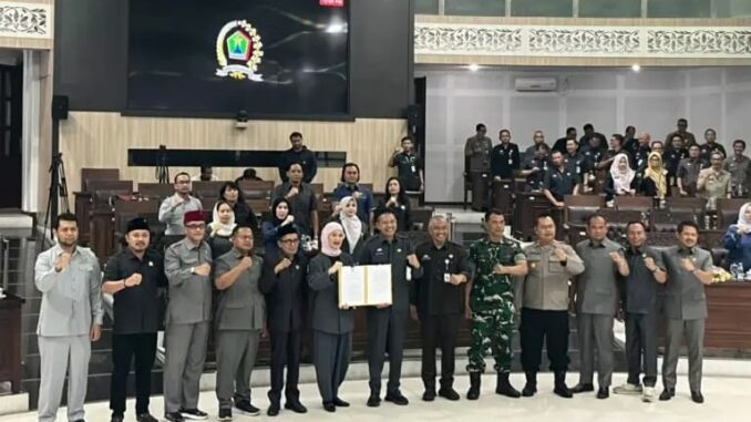 Ketua DPRD Kota Malang, Amithya Ratnanggani Sirraduhita dan Walikota Malang, Wahyu Hidayat beserta para wakil ketua dewan dan Forkopimda, menunjukkan berkas pengesahan Ranperda Penyertaan Modal pada BPR Tugu Artha Sejahtera. (Foto: Istimewa)