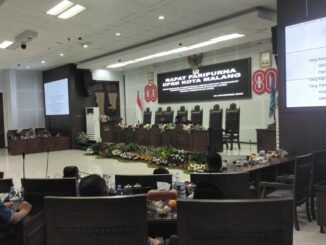 Anggota DPRD Kota Malang saat menyampaikan pandangan umum fraksi terhadap RAPBD 2026 dalam sidang paripurna di Gedung DPRD Kota Malang, Kamis (6/11/2025).