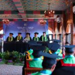 Poltekom menggelar wisuda ke-14, yang merupakan wisuda pertama sejak kepengurusan yayasan diambil alih oleh pengurus baru, Sabtu (8/11/2025).