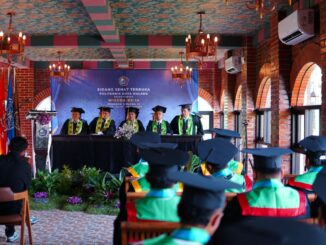 Poltekom menggelar wisuda ke-14, yang merupakan wisuda pertama sejak kepengurusan yayasan diambil alih oleh pengurus baru, Sabtu (8/11/2025).