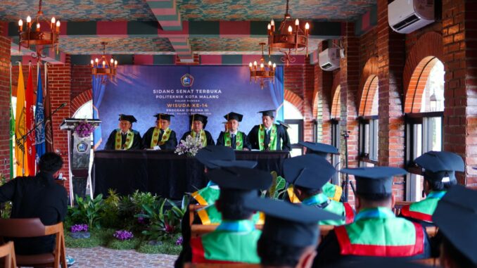 Poltekom menggelar wisuda ke-14, yang merupakan wisuda pertama sejak kepengurusan yayasan diambil alih oleh pengurus baru, Sabtu (8/11/2025).