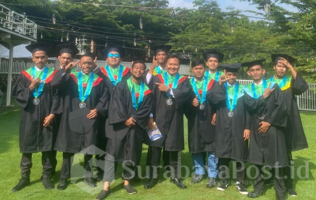 Inilah para wisudawan yang telah dikukuhkan pada Sabtu 8 November 2025.