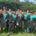 Momen Kebahagiaan Wisudawan: Liga Aan Sejati dan Belasan Wisudawan Poltekom Lainnya Rasakan Plong Setelah Perjuangan Berat. (ist).