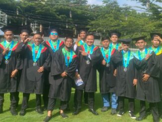 Momen Kebahagiaan Wisudawan: Liga Aan Sejati dan Belasan Wisudawan Poltekom Lainnya Rasakan Plong Setelah Perjuangan Berat. (ist).