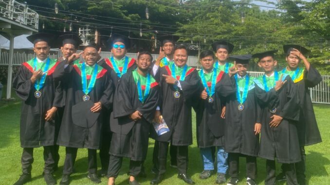 Momen Kebahagiaan Wisudawan: Liga Aan Sejati dan Belasan Wisudawan Poltekom Lainnya Rasakan Plong Setelah Perjuangan Berat. (ist).