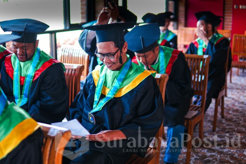 Para wisudawan tampak bahagia di momen yang tak pernah terlupakan