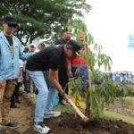 Wali Kota Malang Tanam 1.000 Pohon Durian, Peringati Hari Pahlawan dengan Aksi Nyata, Senin 10 November 2025. (Sumber Prokompim).