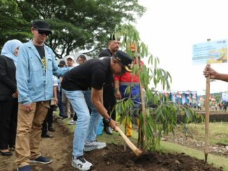 Wali Kota Malang Tanam 1.000 Pohon Durian, Peringati Hari Pahlawan dengan Aksi Nyata, Senin 10 November 2025. (Sumber Prokompim).