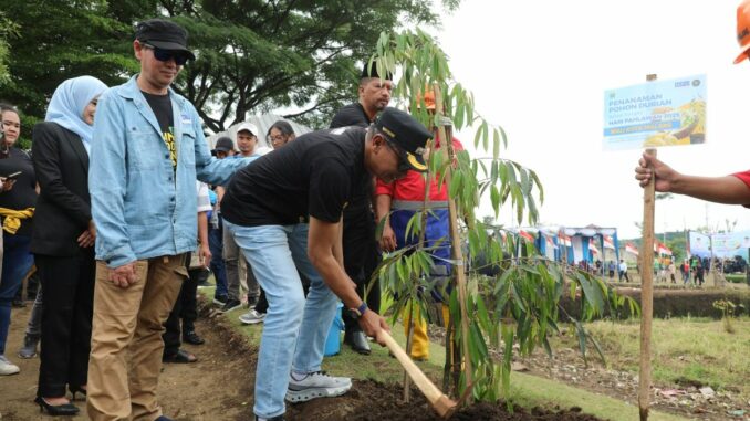 Wali Kota Malang Tanam 1.000 Pohon Durian, Peringati Hari Pahlawan dengan Aksi Nyata, Senin 10 November 2025. (Sumber Prokompim).