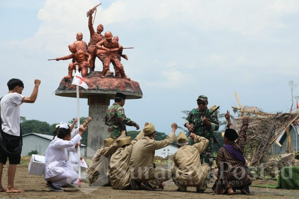 Kegiatan ini diawali dengan teatrikal perjuangan pahlawan melawan penjajah, dilanjutkan dengan simbolis pembagian bibit pohon durian. (Sumber Prokompim).
