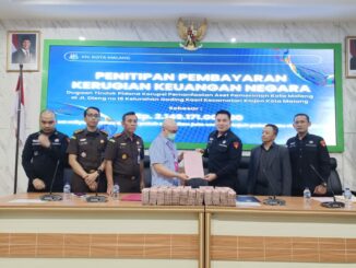 Kejari Kota Malang menerima penitipan uang pengganti kerugian negara sebesar Rp2,1 miliar dari keluarga tersangka dugaan korupsi pemanfaatan aset milik Pemkot Malang di Jalan Raya Dieng, Senin (11/11/2025).