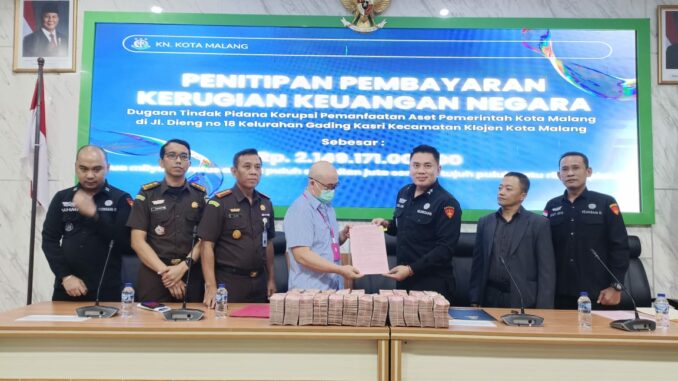 Kejari Kota Malang menerima penitipan uang pengganti kerugian negara sebesar Rp2,1 miliar dari keluarga tersangka dugaan korupsi pemanfaatan aset milik Pemkot Malang di Jalan Raya Dieng, Senin (11/11/2025).