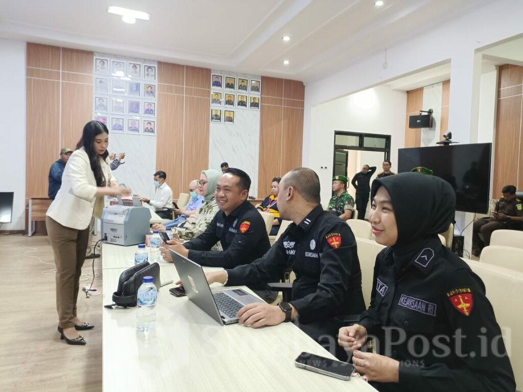 Proses penghitungan uang Rp2,1 Miliar oleh petugas Bank di Aula Kejari Kota Malang