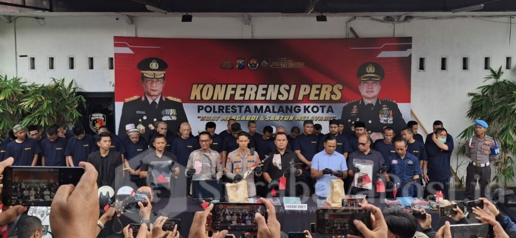 Wakapolresta Malang Kota AKBP Oskar Syamsuddin beserta jajaran menunjukkan barang bukti yang berhasil diamankan