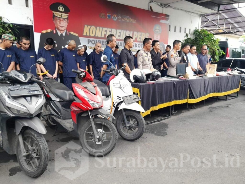 Wakapolresta Malang Kota AKBP Oskar Syamsuddin beserta jajaran menunjukkan barang bukti yang berhasil diamankan