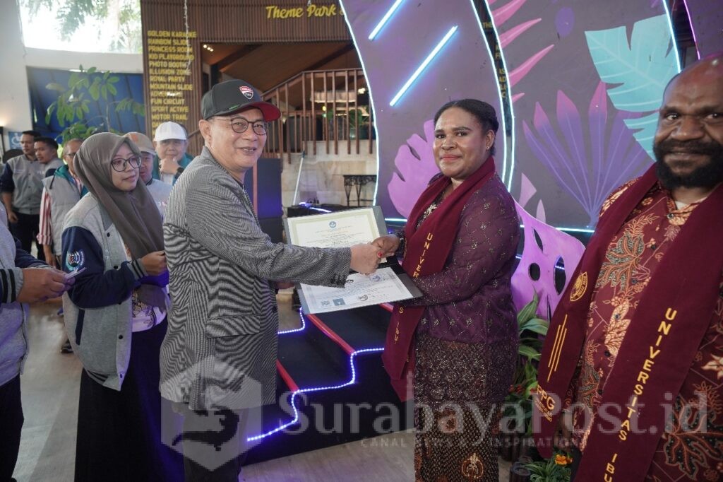 Rektor UIBU, Dr Nurcholis Sunuyeko, M.Si menyerahkan kelulusan pada salah satu peserta Yudisium