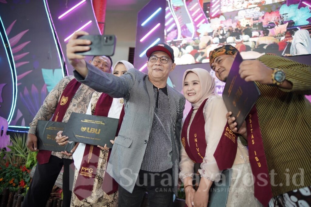 MOMEN BAHAGIA: Peserta Yudisium tampak Selfi bersama Sam Rektor