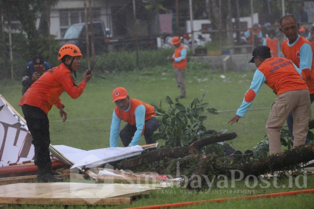 Pelaksanaan simulasi atau gladi bencana yang diselenggarakan di Lapangan Amprong Malang, Sabtu 15 November 2025. (Sumber Prokompim).