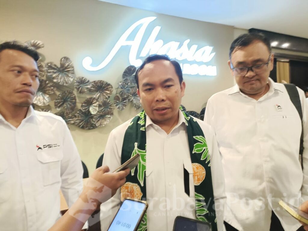 Ketua Bidang Penggalangan Relawan DPP PSI, Ali Muthohirin memberikan keterangan kepada wartawan