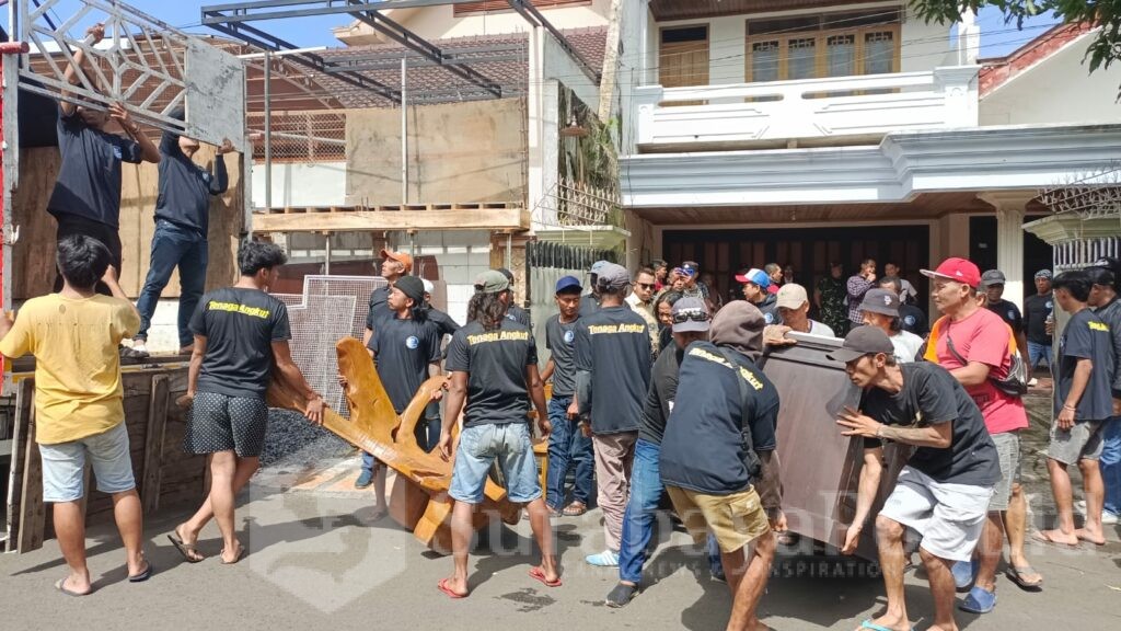 Proses eksekusi pengosongan rumah di Jalan Indragiri, Kota Malang berjalan lancar
