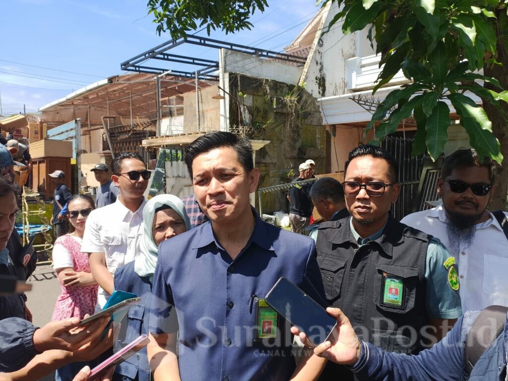 Panitera Muda PN Malang, Ramli Hidayat, SH, MH memberikan keterangan kepada wartawan terkait proses eksekusi