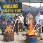 Kejari Kota Malang Musnahkan Barang Bukti Narkotika dan Barang Ilegal Lainnya, Kamis (20/11/2025).