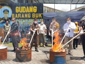 Kejari Kota Malang Musnahkan Barang Bukti Narkotika dan Barang Ilegal Lainnya, Kamis (20/11/2025).