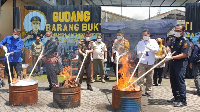 Kejari Kota Malang Musnahkan Barang Bukti Narkotika dan Barang Ilegal Lainnya, Kamis (20/11/2025).