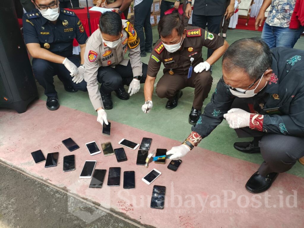 Barang bukti HP dimusnahkan dengan cara di hancurkan dengan palu
